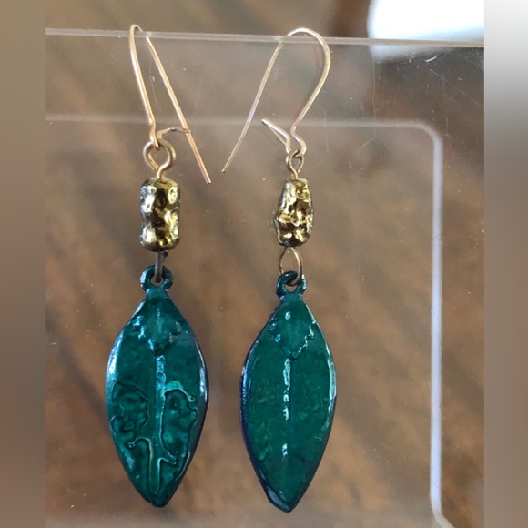 NWOT green closed lock french wire  dimensional leaf earrings - Picture 5 of 12